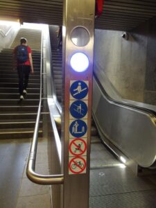 Rolltreppe zum Bahnsteig mit Schildern 'Für Kinderwagen und Fahrräder verboten'. Von Rollstühlen steht da nichts.