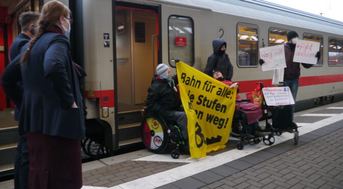 “ÖPNV für alle!” “Die Stufen müssen weg!”