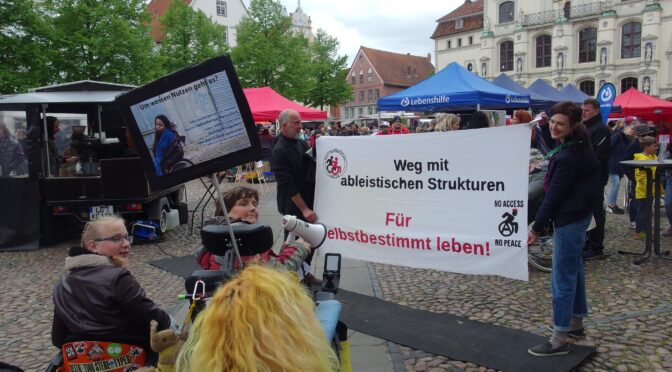 „Inklusionstag“ Protestation auf dem lüneburger Marktplatz